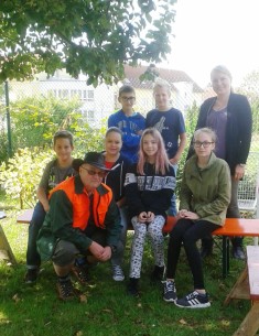 Das Team der Garten AG der Selma-Rosenfeld-Realschule in Eppingen. Besprechung und erste Arbeite ...