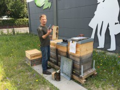 Bienenliebe: Unser Imker Christian im Juli bei seiner Arbeit.