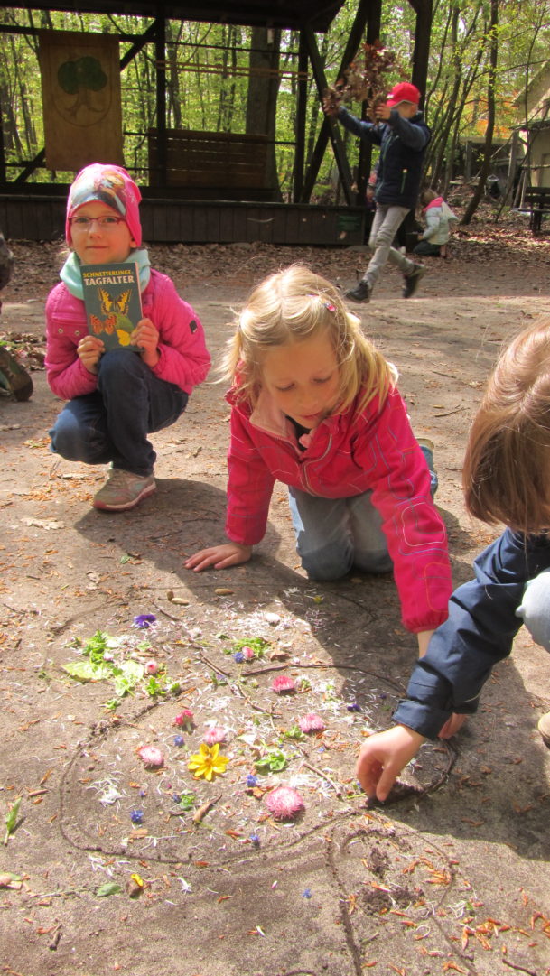 Die Kinder der AG „Umweltzwerge“ lernen Insekten kennen
