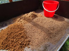 Die Zutaten für steilwandbewohnende Wildbienen: Sand, Lehm, Maulwurfshaufenerde zu gleichen Teilen.