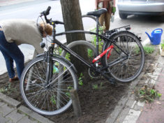 Fahrräder behindern leider oft die Arbeit. Fazit – mrehr Fahrradständer müssen her im Kiez!