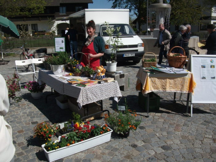 Marktstand mit Bienenblumen