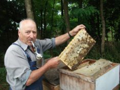 Herr Poller mit seinen Bienen.