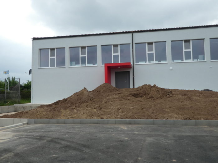 Nach der Sanierung der Schulturnhalle mussten sämtliche Flächen neu gestaltet werden.